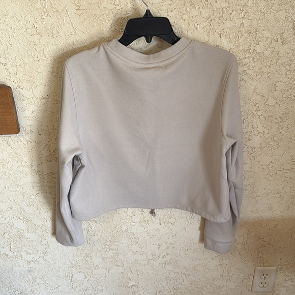 Payton Ultra Mélange Crop Sweatshirt by
YOGALICIOUS - Picture 4 of 10